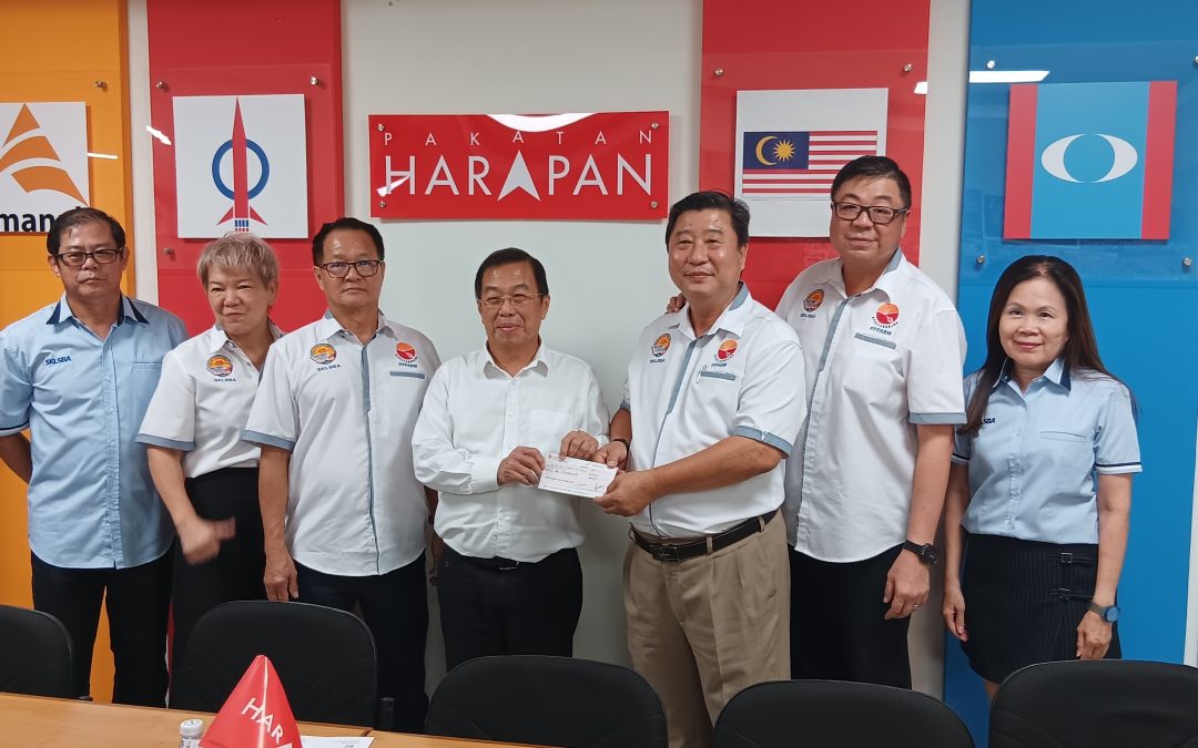 20251029 前往DAP Cheras 办事处拜访 YB Tuan 陈国伟 国会议员及领取支票和邀请他出席雪隆文具书业公会 53周年纪念晚宴