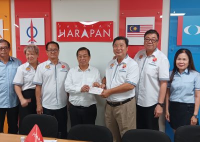 20251029 前往DAP Cheras 办事处拜访 YB Tuan 陈国伟 国会议员及领取支票和邀请他出席雪隆文具书业公会 53周年纪念晚宴